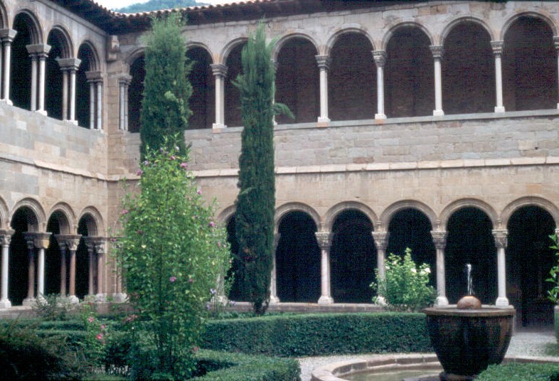 Le cloître (roman) à 2 étages de l'abbaye de Ripoll (Catalogne) 