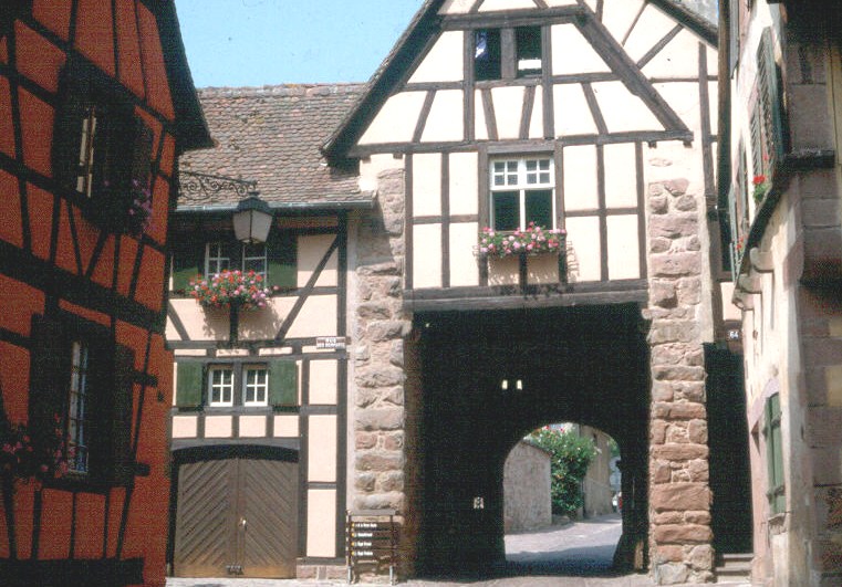 La porte occidentale des remparts de Riquewihr, côté village. Elle fait partie des remparts de la cité, datant de 1291 