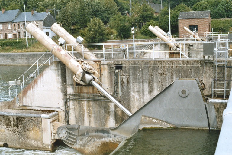 Les vérins des mécanismes de hausse des pertuis du barrage de Rivière, sur la Meuse 