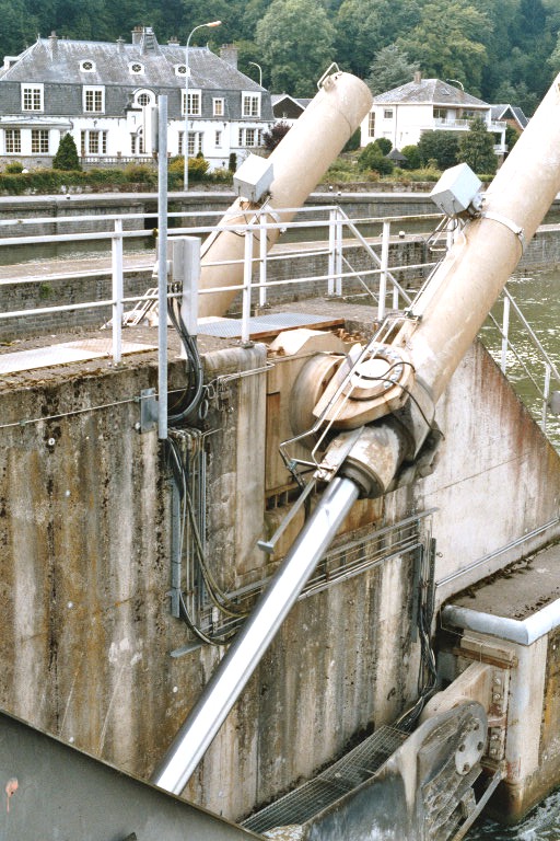 Détail des vérins d'un des mécanismes du barrage de Rivière, sur la Meuse 