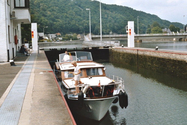 L'écluse (à l'avant-plan) et le pont piétonnier sur les pertuis du barrage (à l'arrière-plan) de Rivière, sur la Meuse 