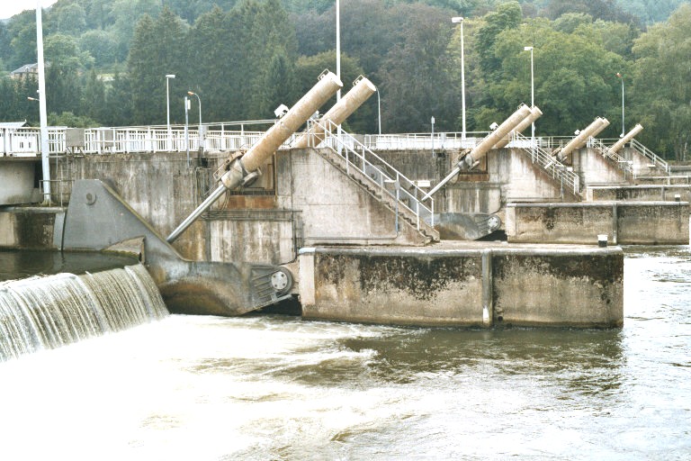 Vue générale des 4 pertuis du barrage-écluse de Rivière (commune de Profondeville), sur la Meuse 