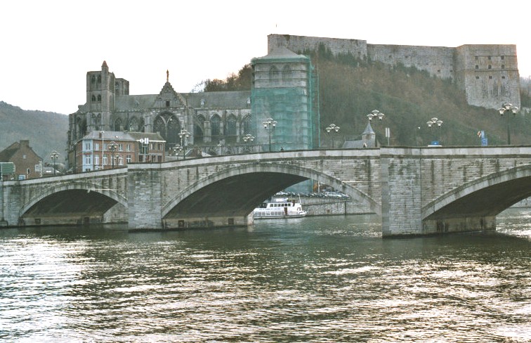 Le pont Roi Baudouin, en pierres, sur la Meuse à Huy 