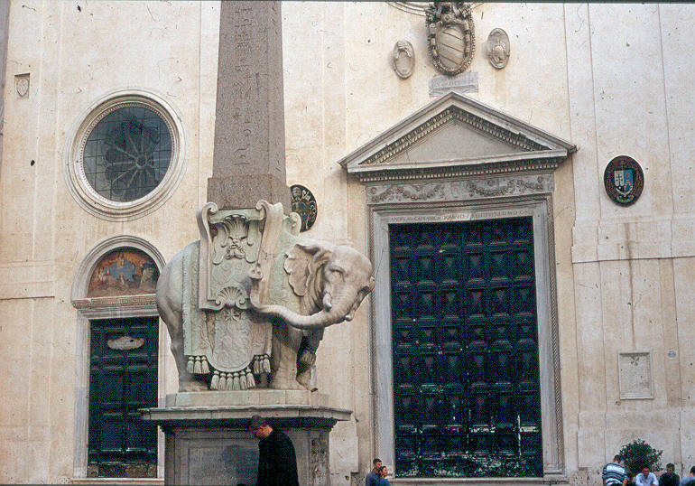 Fiche média no. 31630 L'église Santa Maria sopra Minerva (Sainte Marire de la Minerve), seule église gothique de Rome. La façade et la fontaine des Eléphants (Le Bernin)