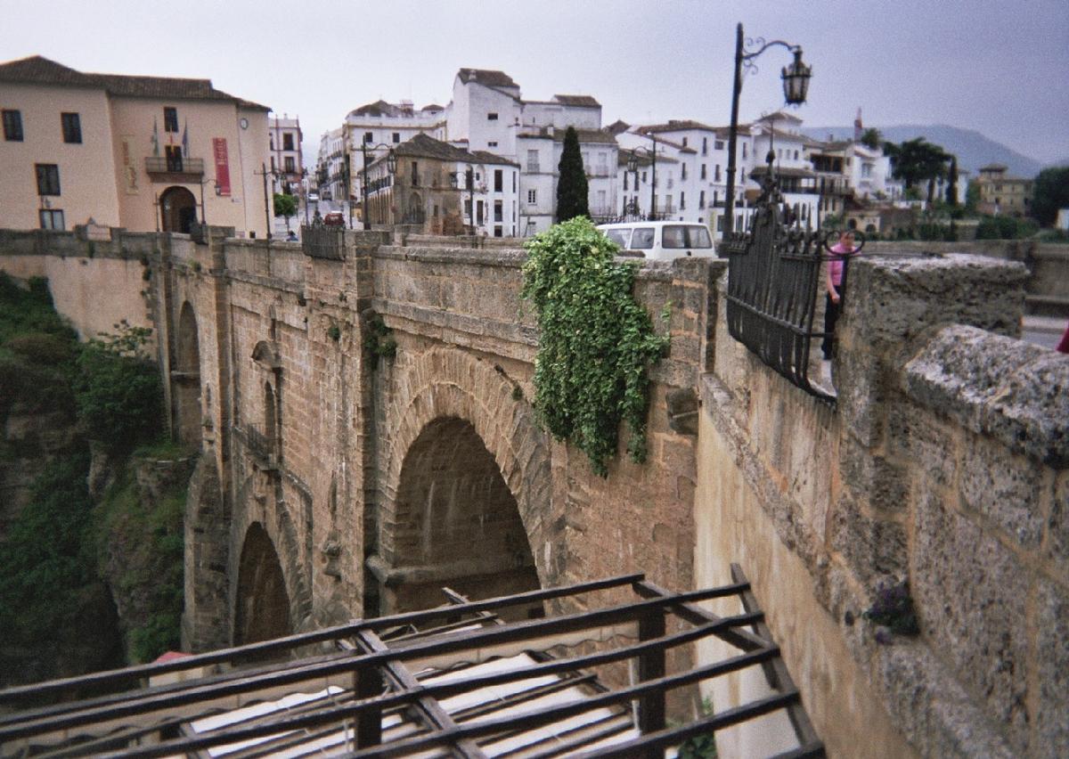 Fiche média no. 61805 Le puente nuevo (pont neuf) relie la vieille ville de Ronda à la nouvelle par-dessus des falaises d'une centaine de mètres de hauteur. Son architecte est le même que celui des arènes
