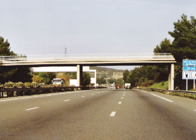 Le pont du chemin de la Piguière sur l'autoroute A52 à Roquevaire (Bouches-du-Rhône) 