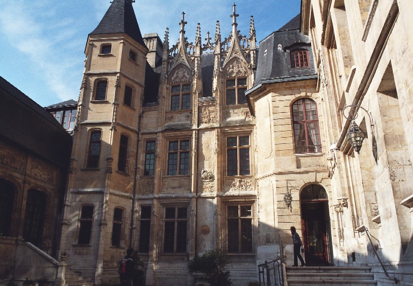 Fiche média no. 73225 L'hôtel de Bourgtheroulde, place de la Pucelle à Rouen, est un hôtel particulier mélant des influences du gothique flamboyant et de la Renaissance (16e siècle)