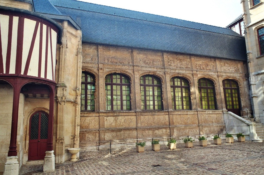 Fiche média no. 73226 L'hôtel de Bourgtheroulde, place de la Pucelle à Rouen, est un hôtel particulier mélant des influences du gothique flamboyant et de la Renaissance (16e siècle)