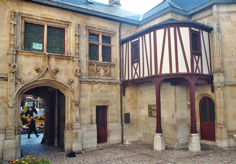 Fiche média no. 73227 L'hôtel de Bourgtheroulde, place de la Pucelle à Rouen, est un hôtel particulier mélant des influences du gothique flamboyant et de la Renaissance (16e siècle)