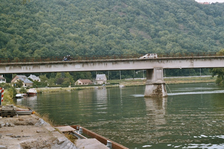 Le pont de Rouillon (commune d'Anhée), sur la Meuse En 2003, le M.E.T. a mis à l'étude son remplacement par un pont plus large et plus moderne