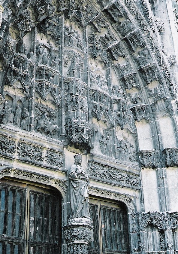 Détail du portail de la façade de la chapelle du Saint-Esprit à Rue 