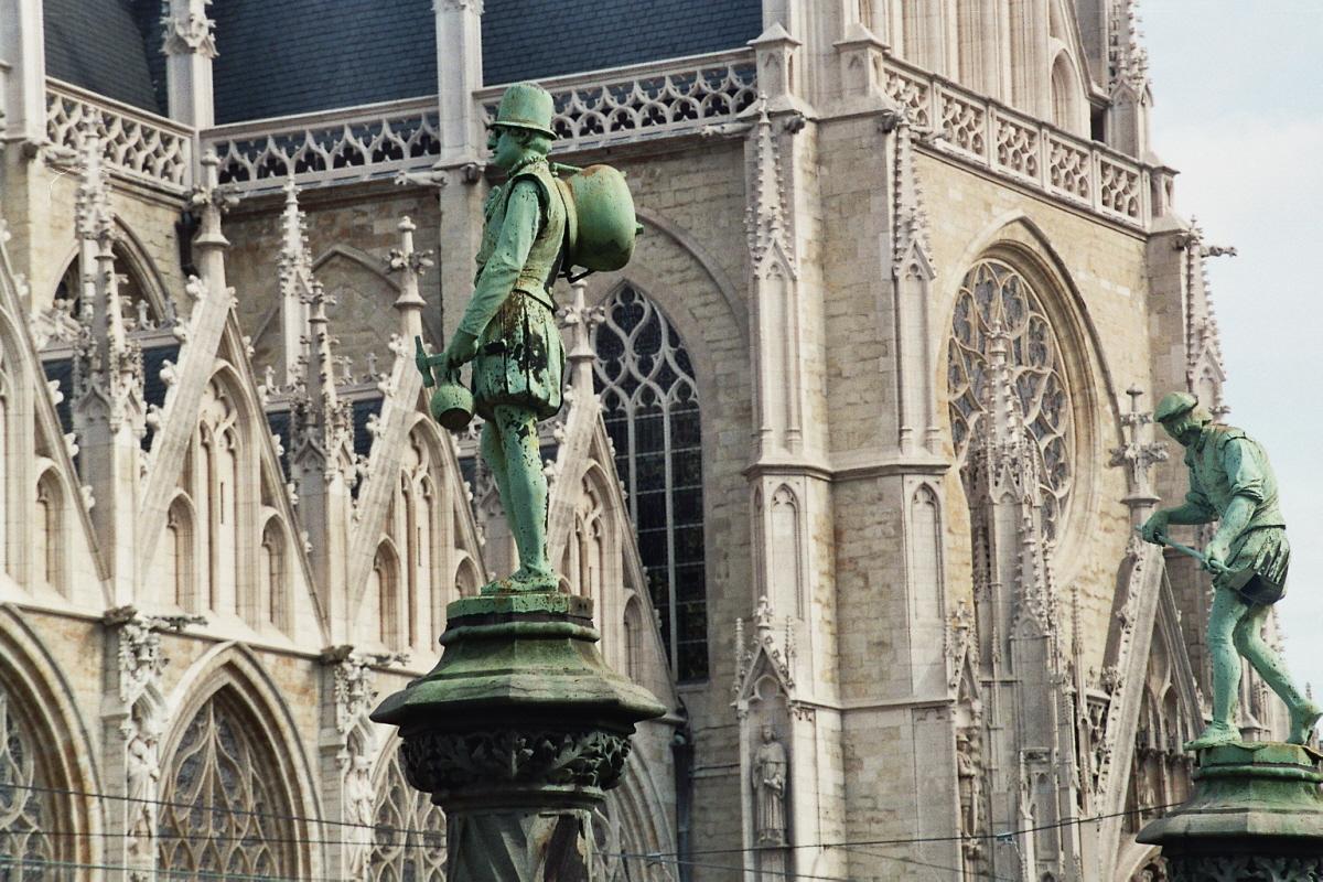 La façade orientale (et son portail) de l'église Notre-Dame-du-Sablon, à Bruxelles 