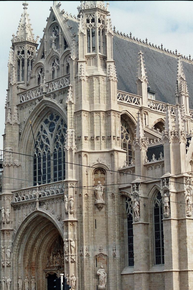 La façade et le portail principal de l'église Notre-Dame-du-Sablon, à Bruxelles 