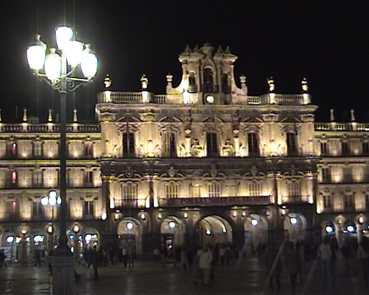 L'hôtel de ville (Ayuntamiento) de Salamanque, sur la Plaza Mayor, de nuit 