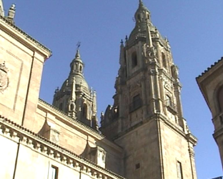 Les tours jumelles de la façade de la Clerecia de Salamanque 