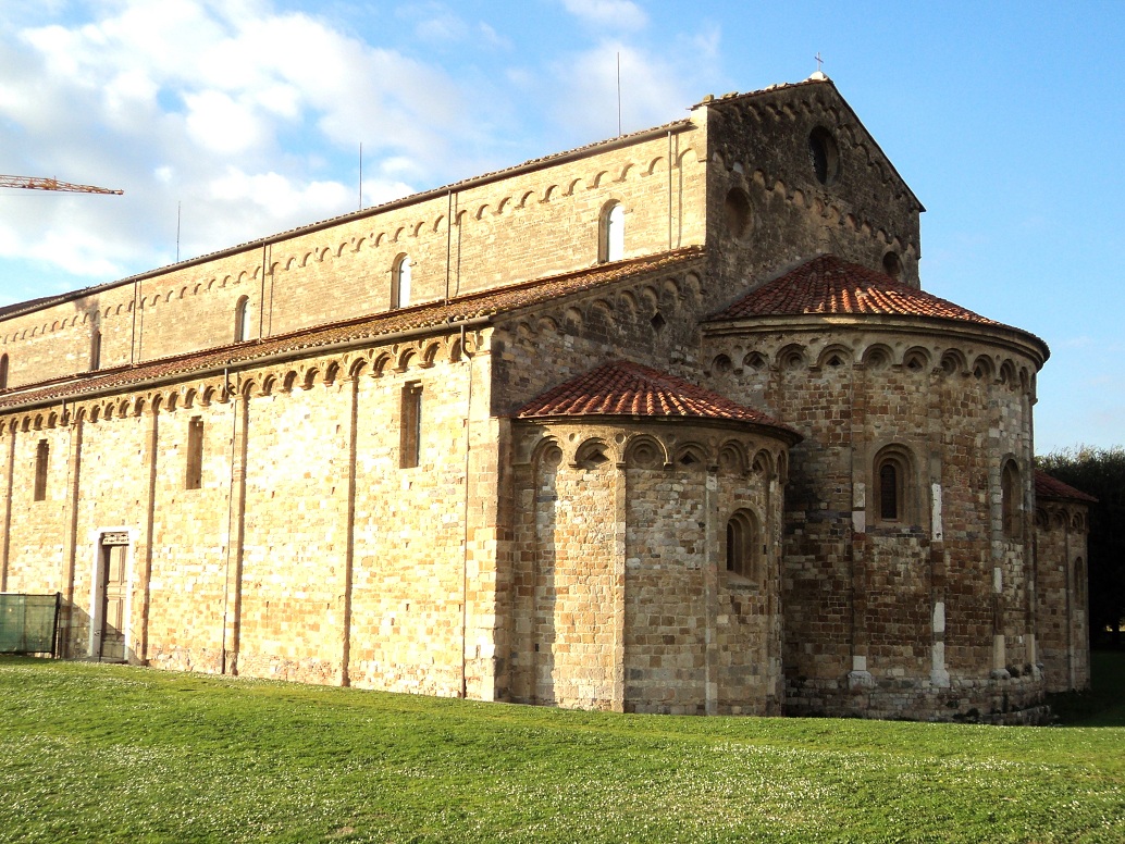 Fiche média no. 190049 L'église romane de San Piero a Grado (commune de Marina di Pisa, Toscane) a la particularité d'avoir deux absides, une droite, à l'ouest, l'autre en demi-cercle avec absidioles, à l'est; elle date du 11e siècle