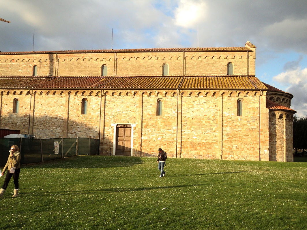 Fiche média no. 190051 L'église romane de San Piero a Grado (commune de Marina di Pisa, Toscane) a la particularité d'avoir deux absides, une droite, à l'ouest, l'autre en demi-cercle avec absidioles, à l'est; elle date du 11e siècle