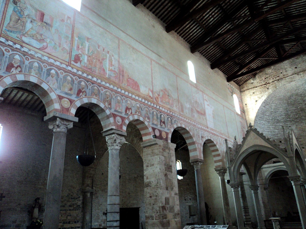 L'intérieur de l'église San Piero a Grado à Marina di Pisa (Toscane), du 11e siècle, est décoré de fresque bien conservées 