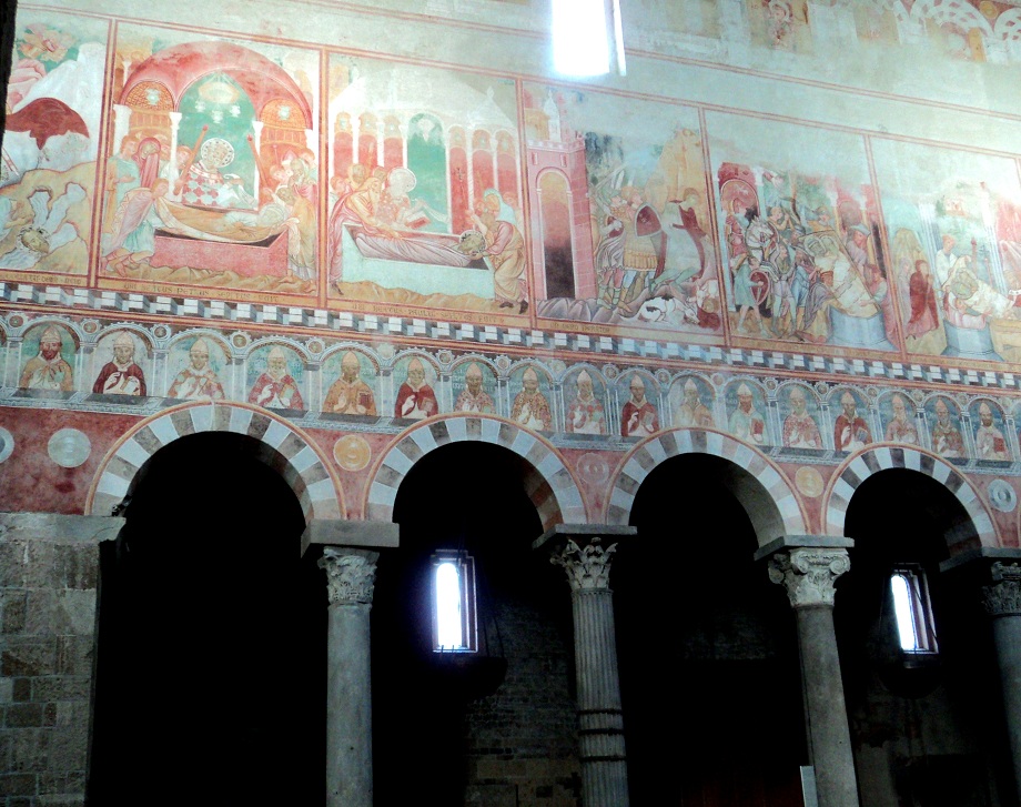 Fiche média no. 190056 L'intérieur de l'église San Piero a Grado à Marina di Pisa (Toscane), du 11e siècle, est décoré de fresque bien conservées du début du 14e siècle