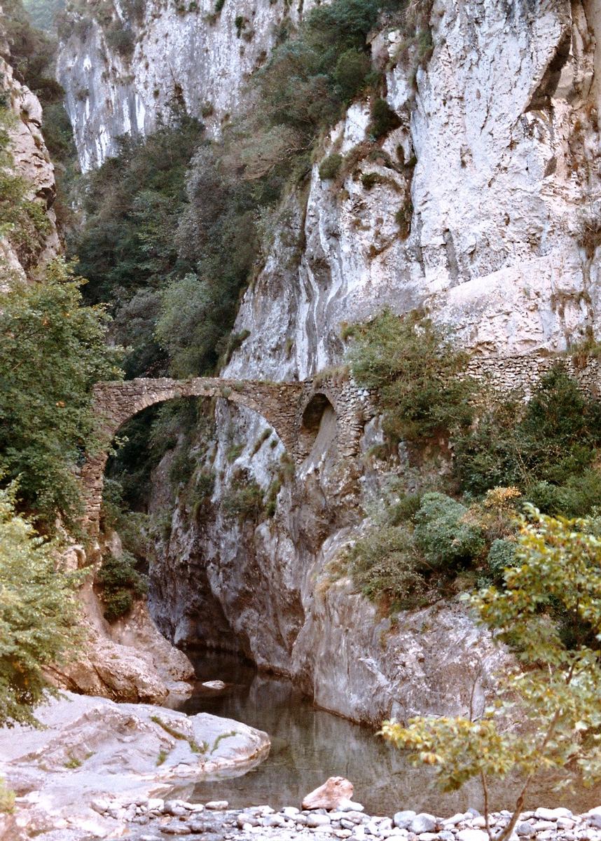 Bendola-Brücke im Mittelalter erbaut als einziger Zugang zum Dorf Saorge 
