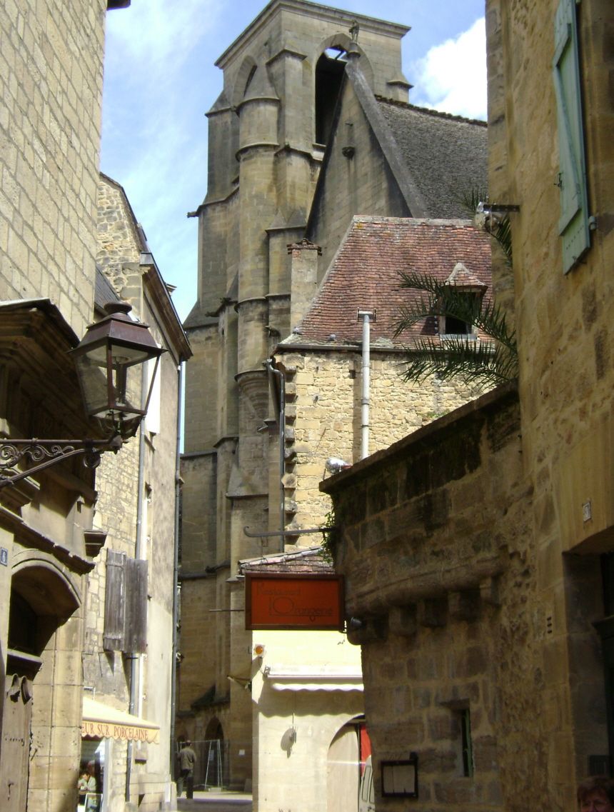 Fiche média no. 139413 Le clocher de l'église Sainte Marie, à Sarlat. Reconstruite à partir de 1365, l'église n'a été achevée qu'en 1507. Désaffectée en 1790, restaurée en 1935, puis réhabilitée en 2000 par l'architecte Jean Nouvel, elle sert aujourd'hui de marché couvert