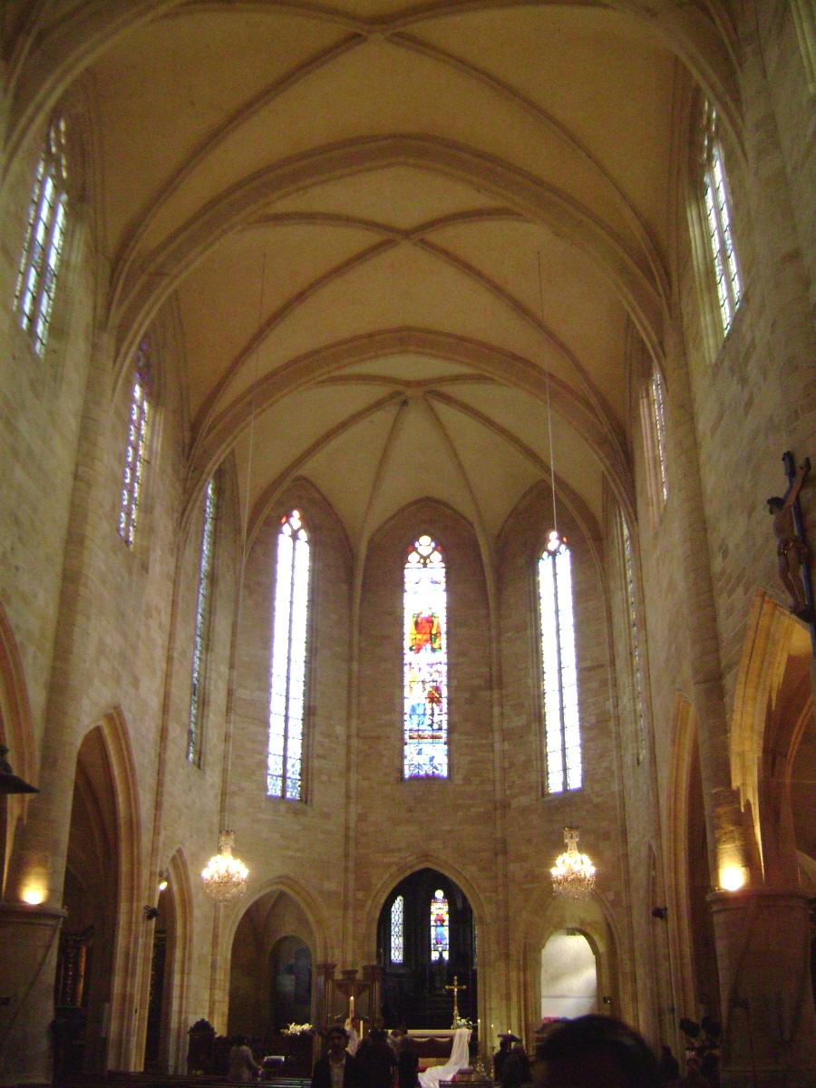 L'intérieur et les voûtes gothiques de la cathédrale Saint Sacerdos, à Sarlat (Dordogne) 