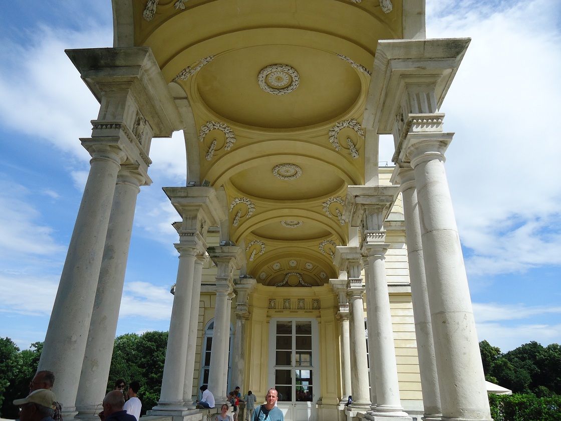 La Gloriette, arcade néoclassique conçue par Ferdinand von Hohenberg en 1775, occupe le point culminant du parc du château de Schönbrunn 