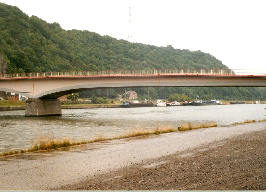 Le pont de Sclayn sur la Meuse, long de 130 m, compte 2 travées de 62,7 m 