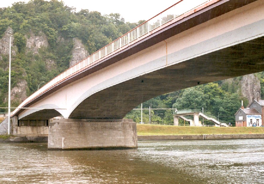 Le pont de Sclayn, rénové en 1990-1992, large de 10,6 m, repose sur un pilier au milieu du fleuve 