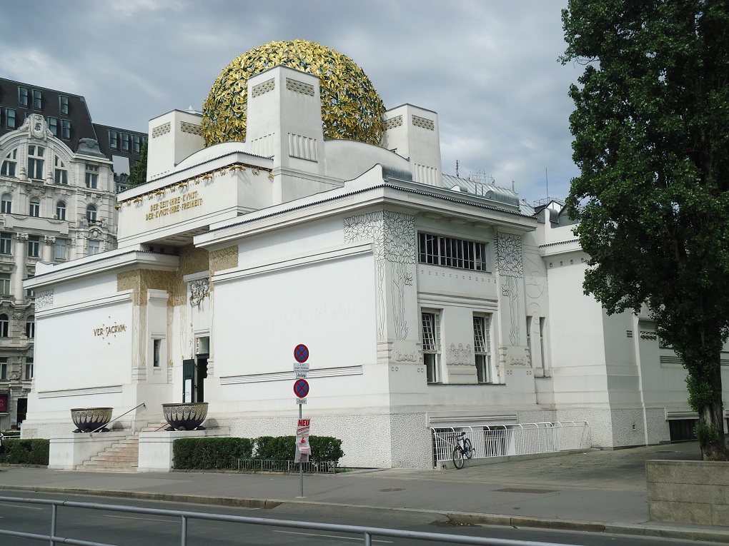 Le pavillon de la Sécession, sur la Friedrichstrasse, à Vienne, de plan carré, a été dessiné en 1897 par Joseph Maria Olbrich 
