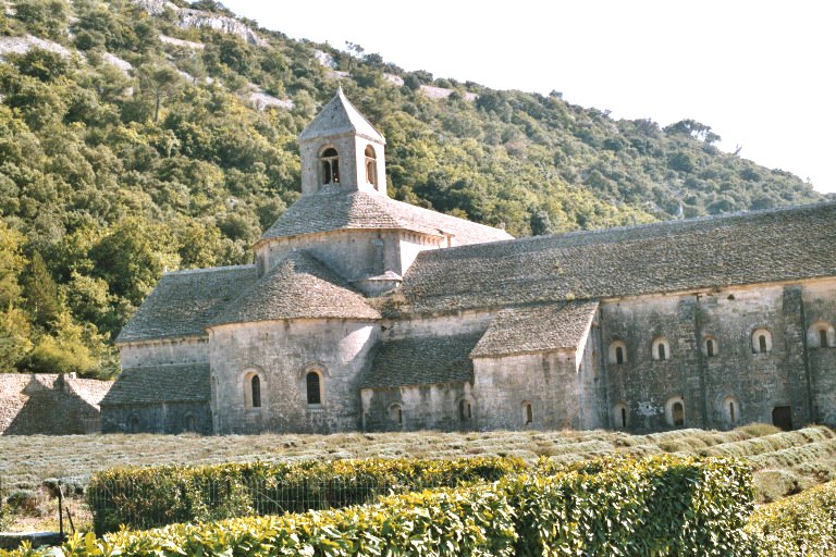 L'église abbatiale de Notre-Dame-de-Senanque (Vaucluse), près de Gordes 
