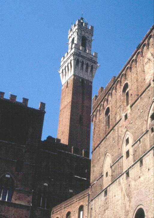 Torre del Mangia, links neben dem Palazzo Pubblico in Siena. Erbaut von 1338 bis 1348 durch Muccio und Francesco di Rinaldo (Höhe: 102 Meter) 