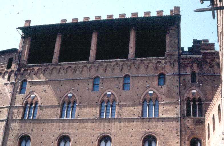 La partie arrière du Palazzo Pubblico de Sienne, achevé en 1342, donnant sur la place du Marché 