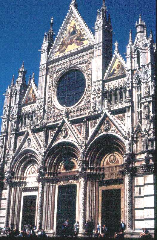 La façade de la cathédrale (ou Duomo) de Sienne (Toscane) 