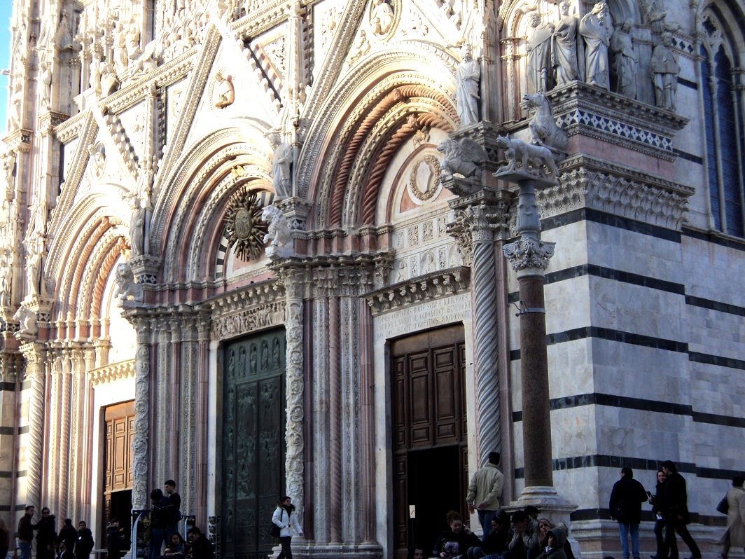 La façade de la cathédrale de Sienne 