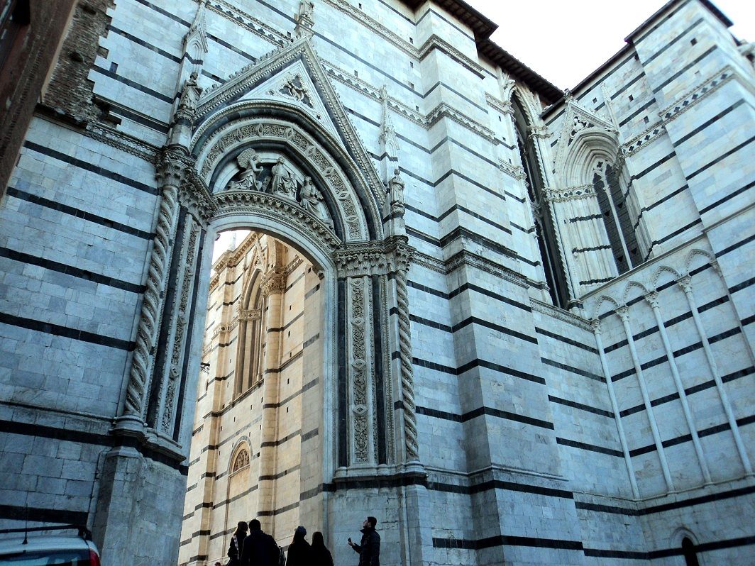 Le côté nord et la nef inachevée de la cathédrale de Sienne 