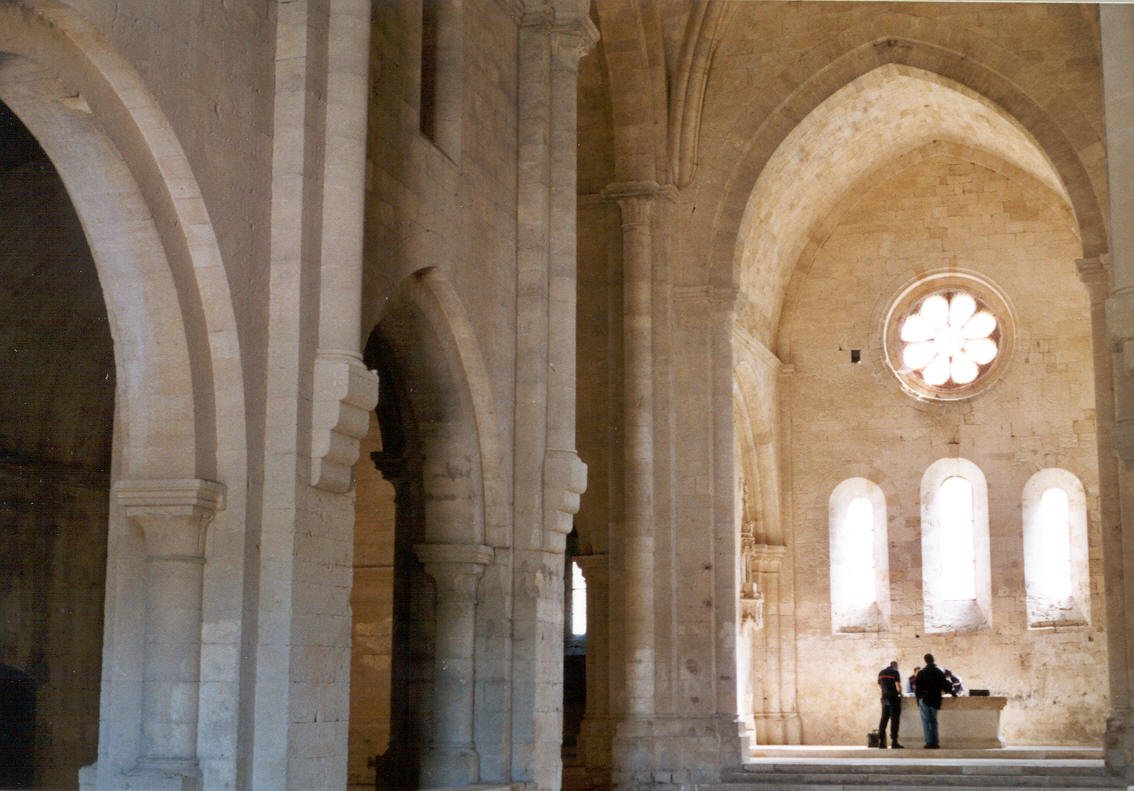 L'intérieur de l'église abbatiale de Silvacane, de style gothique 