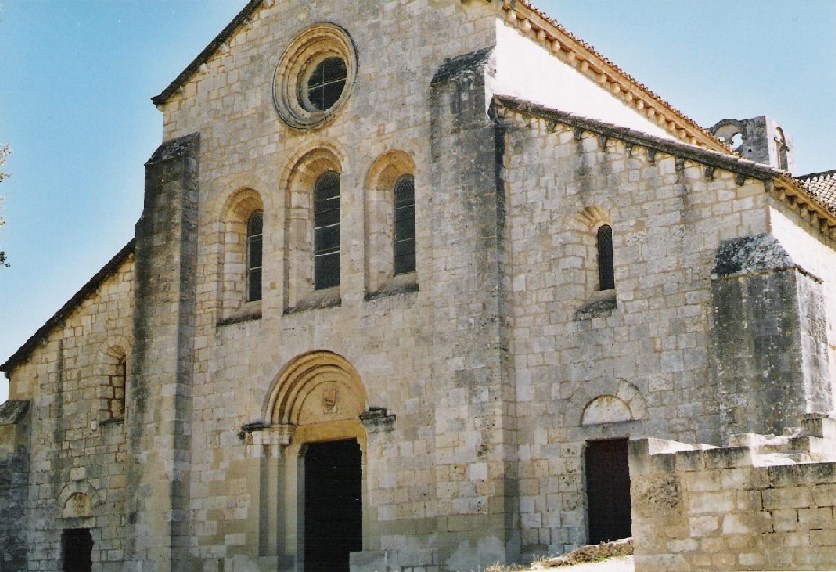 La façade de l'église abbatiale (cistercienne) de Silvacane (Bouches-du-Rhône) 