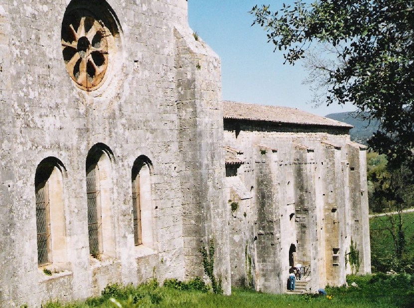 Les murs et les contreforts du chevet de l'église abbatiale et du cloître de Silvacane (Bouches-du-Rhône) 