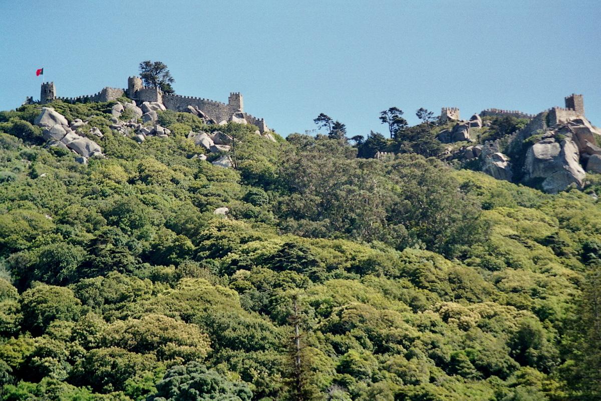 Fiche média no. 96021 Le castelo dos Mouros (le château des Maures) domine Sintra à 450 m. d'altitude; il date du 9e siècle; ses remparts ont été restaurés fin 19e siècle