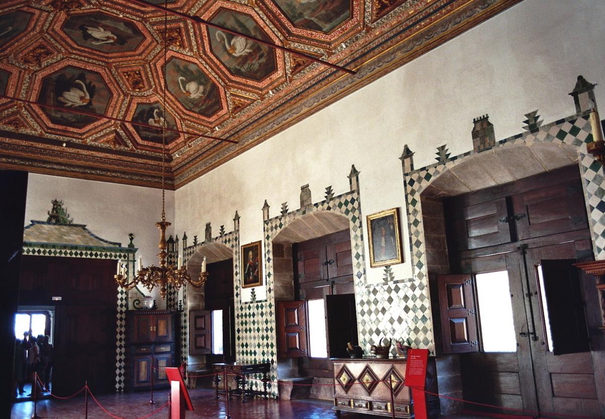 La salle dite des Cygnes, dans le palais royal de Sintra (Portugal) est décorée d'un plafond de style mudéjar du 15e siècle 