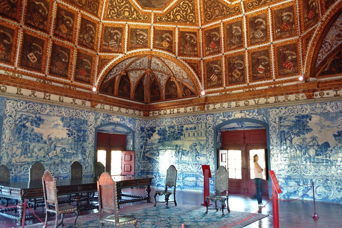 La salle des Armoiries, dans le palais royal de Sintra, est décorée d'un plafond à caissons et de splendides azulejos (faïences) 