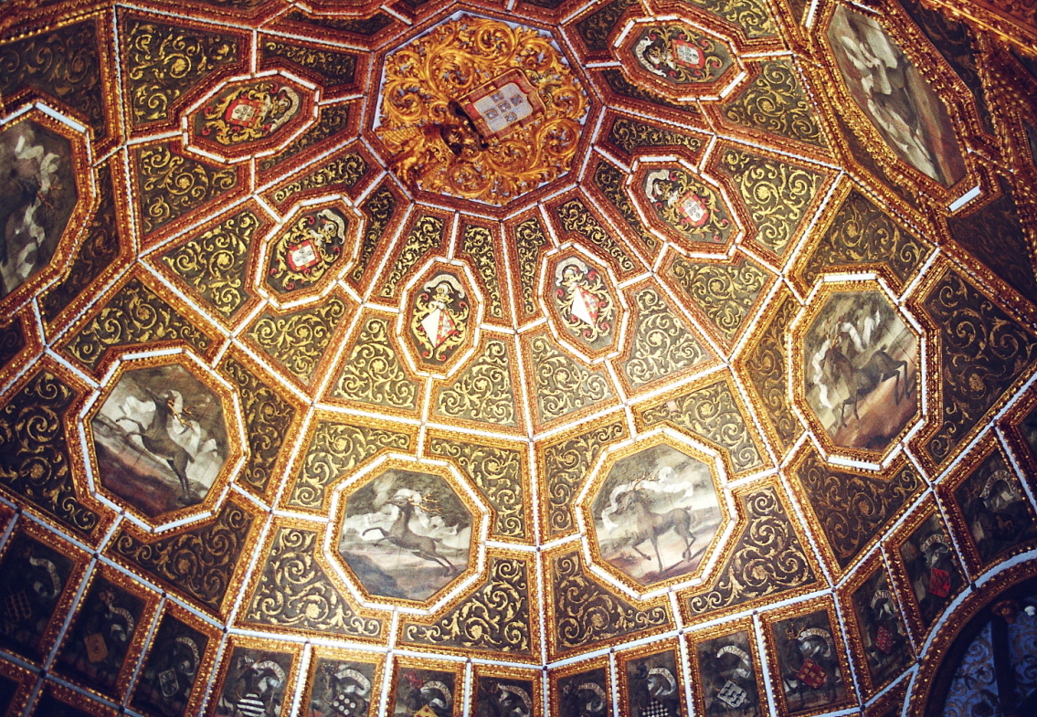 La salle des Armoiries, dans le palais royal de Sintra, est décorée d'un plafond à caissons et de splendides azulejos (faïences) 