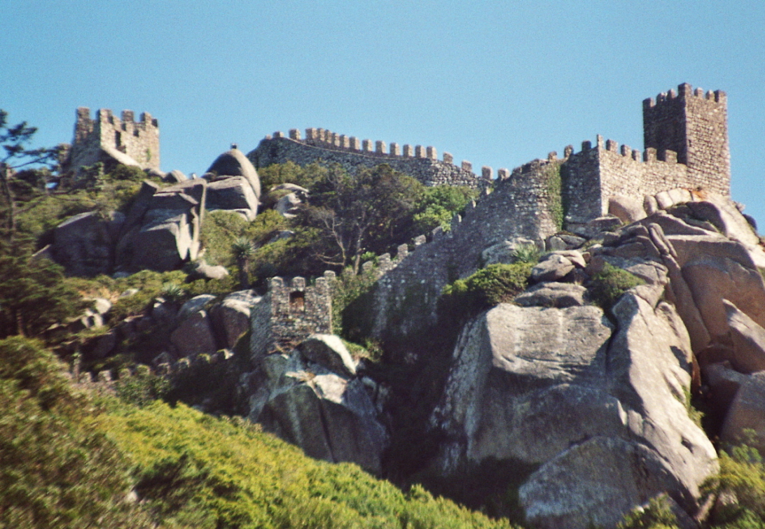 Fiche média no. 96022 Le castelo dos Mouros (le château des Maures) domine Sintra à 450 m. d'altitude; il date du 9e siècle; ses remparts ont été restaurés fin 19e siècle