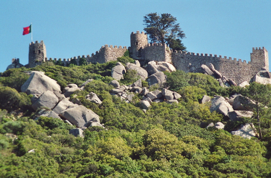 Fiche média no. 96023 Le castelo dos Mouros (le château des Maures) domine Sintra à 450 m. d'altitude; il date du 9e siècle; ses remparts ont été restaurés fin 19e siècle