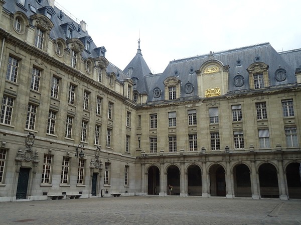 Les bâtiments de la Sorbonne (Universités de Paris III et Paris IV) vus depuis la cour principale 