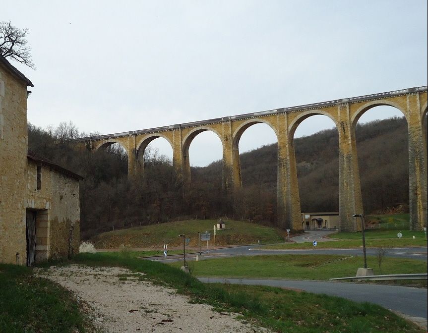 Le viaduc ferroviaire de la Borrèze à côté de Souillac (Lot) 