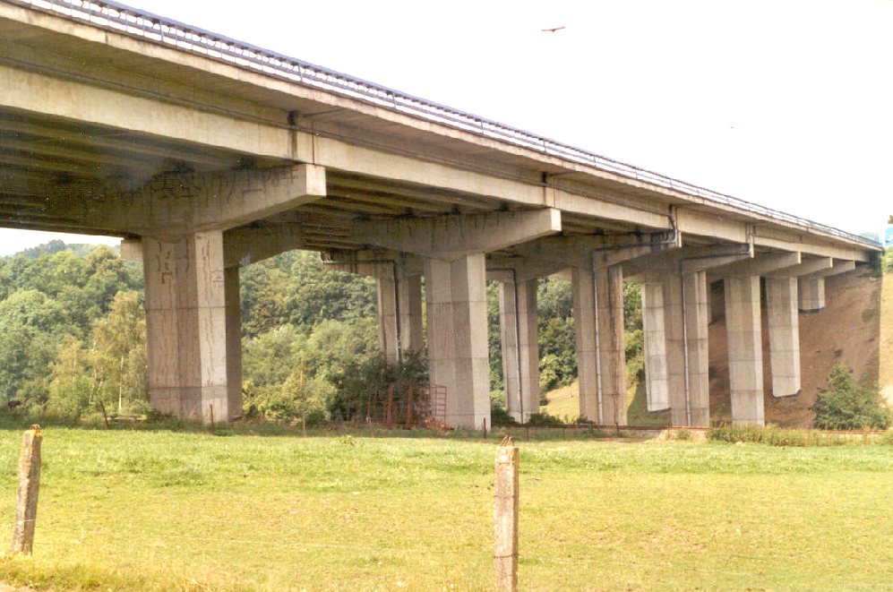 Vue générale du viaduc de Sovet: l'autoroute E411 surplombe le Bocq et la voie ferrée désaffectée Ciney-Yvoir 