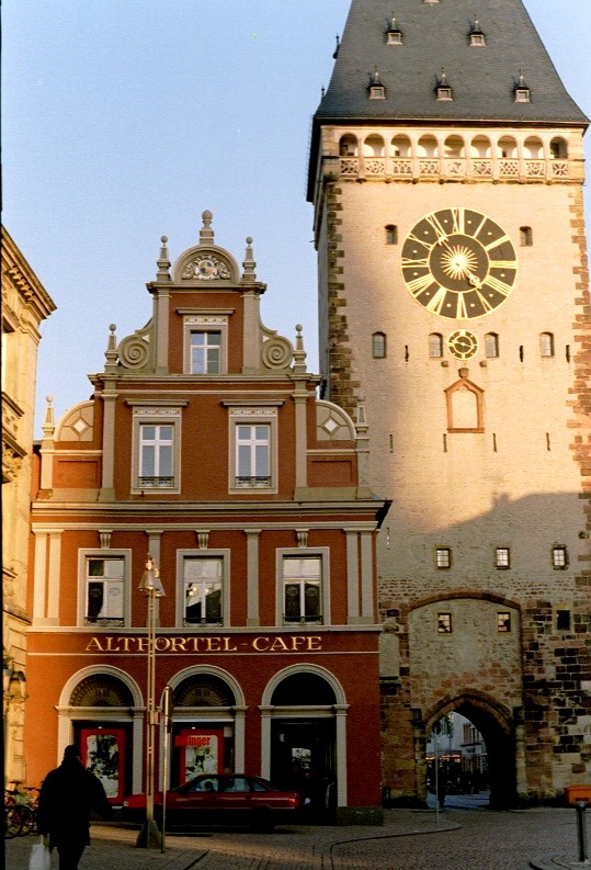Fiche média no. 34000 La vieille tour, porte occidentale de Spire (Speyer) et vestige des remparts médiévaux. La partie inférieure date de 1230-1250 et la partie supérieure de 1512-1514. Sa hauteur mesure 55 m