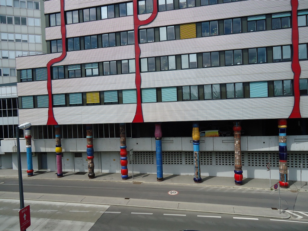 A Spitellau, le siège social de l'entreprise d'incinération de Vienne est dû à l'architecte avant-gardiste F. Hundertwasser 